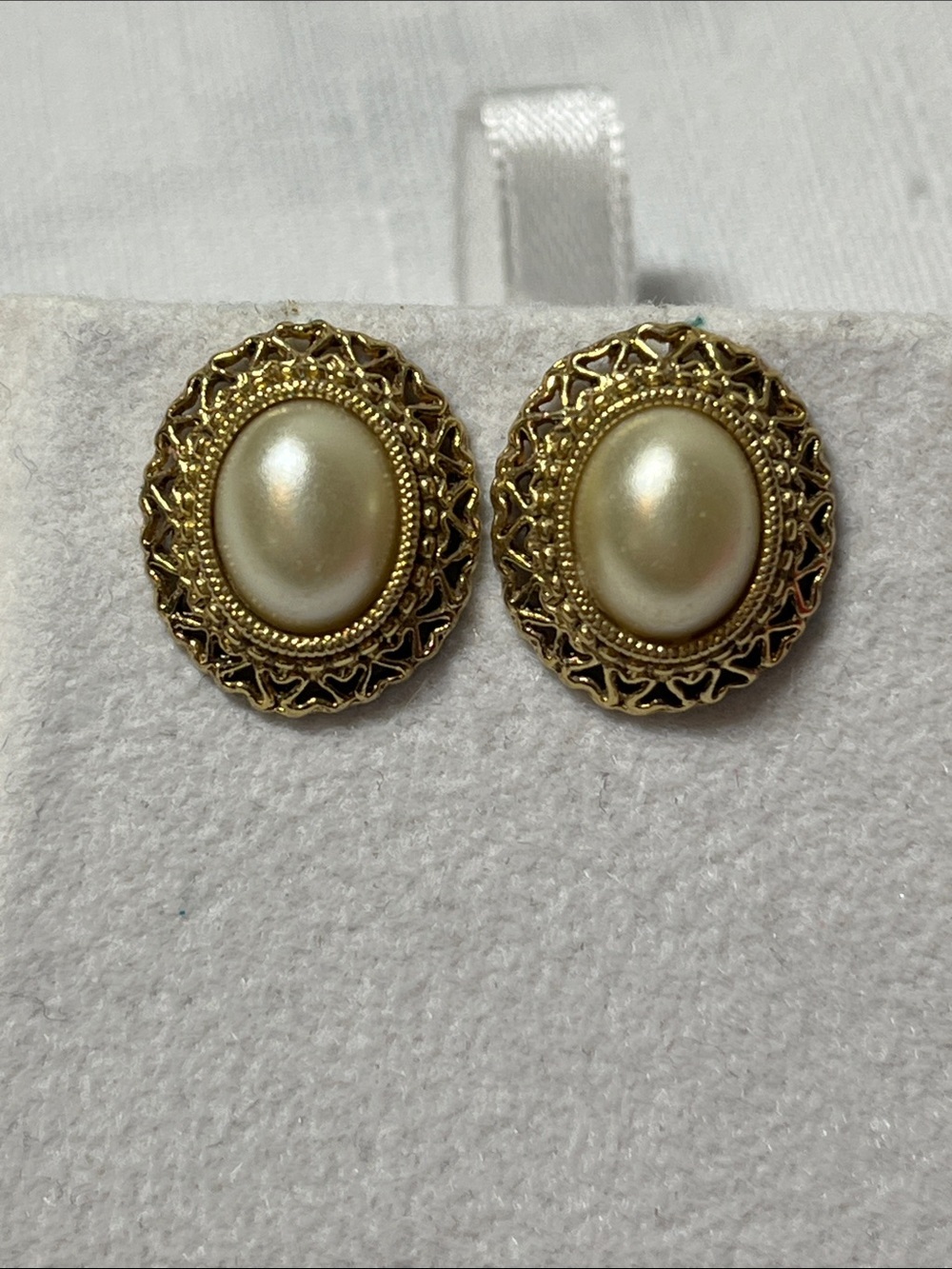 Vintage Gold-tone faux Pearl Oval Stud Earrings
